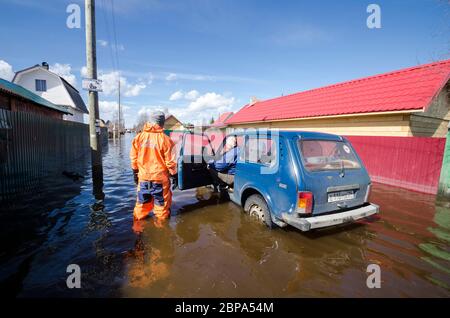 2020 mai - Arkhangelsk. Le maître-nageur en combinaison aide lors des inondations. Russie, région d'Arkhangelsk Banque D'Images