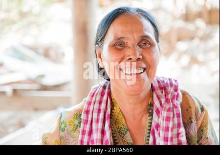 Un portrait d'une femme dans un village rural de Cham. Cambodge central, Asie du Sud-est Banque D'Images