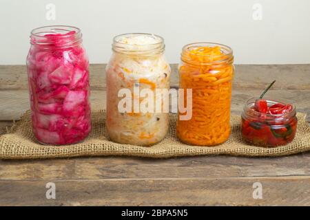 Légumes aigre et marinés dans des pots en verre avec épices. Orientation horizontale Banque D'Images