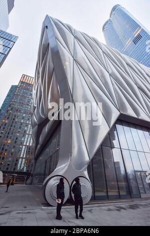 New York City, NY, États-Unis - 4 décembre 2019. The Shed, centre des arts de la scène, des arts visuels et de la culture pop avec une coquille extensible dans les jardins d'Hudson. Banque D'Images