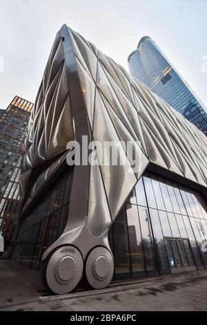 New York City, NY, États-Unis - 4 décembre 2019. The Shed, centre des arts de la scène, des arts visuels et de la culture pop avec une coquille extensible dans les jardins d'Hudson. Banque D'Images