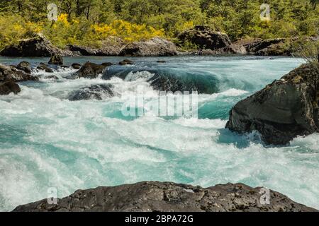 Les cascades et rapides de Petrohue, dans le Parc National Vicente Perez Rosales de la région de Los Lagos, près de Puerto Varas, Chili Banque D'Images