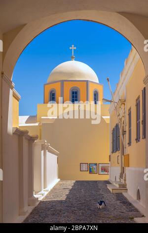 Détail de la cathédrale Saint-Jean-Baptiste à Fira, Santorin, un été ensoleillé avec son toit symbolique en dôme et sa croix. Banque D'Images