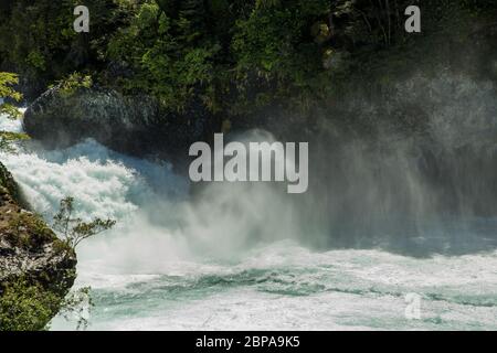 Les cascades et rapides de Petrohue, dans le Parc National Vicente Perez Rosales de la région de Los Lagos, près de Puerto Varas, Chili Banque D'Images