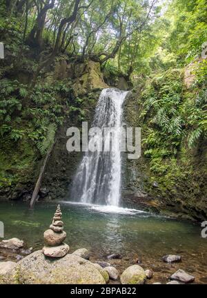 Promenez-vous et découvrez la cascade de prego salto sur l'île de sao miguel, açores, Portugal. Banque D'Images