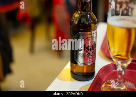 Berlin, Allemagne - 8 mars 2017 : bière Asahi Super Dry servie dans un bar à Berlin, Allemagne Banque D'Images