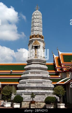 Wat Suthat Thepwararam est l'un des plus anciens et des plus impressionnants temples bouddhistes de Bangkok Banque D'Images