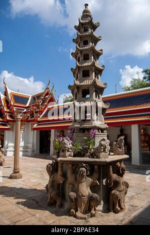 Wat Suthat Thepwararam est l'un des plus anciens et des plus impressionnants temples bouddhistes de Bangkok Banque D'Images