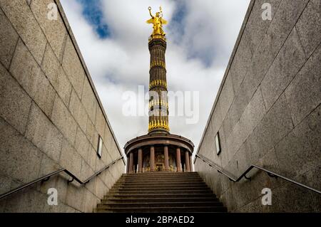 Berlin / Allemagne - 10 mars 2017 : la colonne de la victoire (Siegessäule), une attraction touristique majeure de Berlin. Berliners ont donné la nicna à la statue Banque D'Images