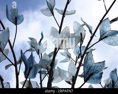 Des sculptures en verre se fondent dans l'environnement naturel de la forêt tropicale à « Art and Garden » sur l'île de Penang, en Malaisie. Banque D'Images