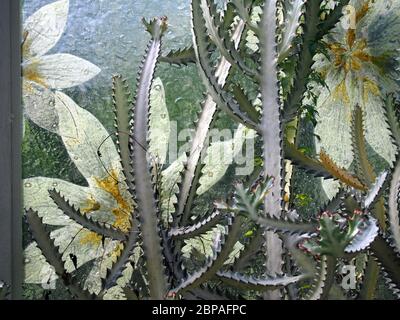 Des sculptures en verre se fondent dans l'environnement naturel de la forêt tropicale à « Art and Garden » sur l'île de Penang, en Malaisie. Banque D'Images