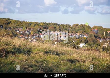 Vue sur le jardin de Hampstead en banlieue depuis la colline du Parlement à Hampstead Heath, Londres Banque D'Images