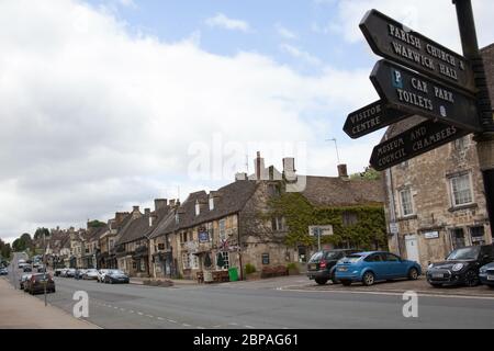 Burford High Street dans l'ouest du Oxfordshire, Royaume-Uni Banque D'Images