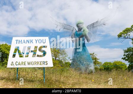 Modèle « Wings and Scrubs » d'un professionnel de santé fabriqué par l'artiste local Luke Perry à partir de fil de poulet et de maille exposés dans Lightwoods Park, Bearwood Banque D'Images