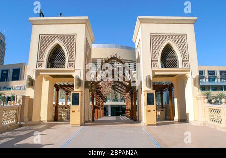 Dubaï / Émirats Arabes Unis - 12 mai 2020 : magnifique pont piétonnier avec un arc en bois reliant Souk al Bahar et le centre commercial de Dubaï. Une célèbre attraction touristique est vide a Banque D'Images