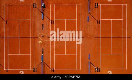 Grugliasco, Italie - 18 mai 2020: (NOTE DE LA RÉDACTION: Image a été créée avec un drone.) Vue aérienne montre trois courts de tennis en terre battue. Le confinement dû à l'urgence du coronavirus COVID-19 a interdit toutes les activités sportives. Crédit: Nicolò Campo/Alay Live News Banque D'Images