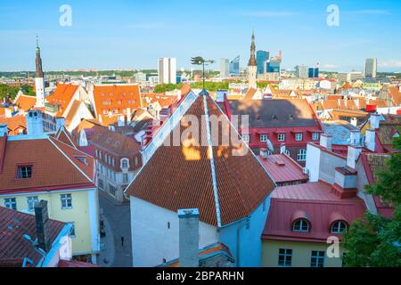 Paysage urbain de la vieille ville de Tallinn au coucher du soleil, Estonie Banque D'Images