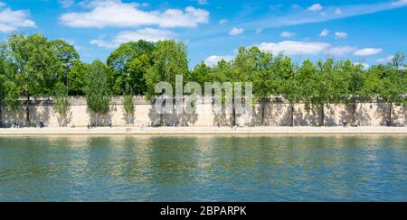 Paris/ France: Vue panoramique sur la seine avec les Français au printemps. Banque D'Images
