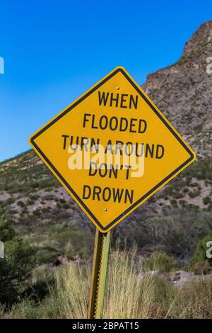 Lors d'un virage inondé, ne vous noyer pas : un panneau d'avertissement du danger d'inondations soudaines sur la route du terrain de camping Oak Grove dans la forêt nationale de Lincoln, New Banque D'Images