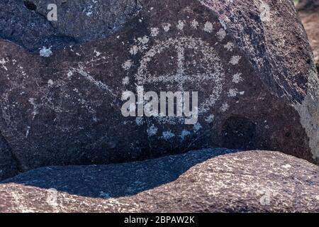 Exemple exquis d'art rupestre montrant un cercle et un motif à points, créé par le peuple Jornada Mogollon sur le site de Three Rivers Petroglyph dans le nord de Chihu Banque D'Images