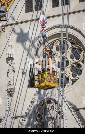 Zagreb, Croatie - 15 avril 2020 : les travailleurs avec de grandes grues se préparent à séparer le sommet de la tour de la cathédrale de Zagreb qui a été endommagée par le terq Banque D'Images