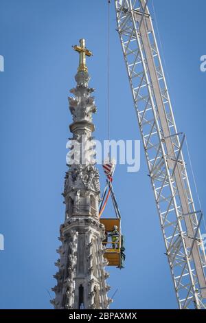 Zagreb, Croatie - 15 avril 2020 : les travailleurs avec de grandes grues se préparent à séparer le sommet de la tour de la cathédrale de Zagreb qui a été endommagée par le terq Banque D'Images