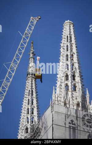 Zagreb, Croatie - 15 avril 2020 : les travailleurs avec de grandes grues se préparent à séparer le sommet de la tour de la cathédrale de Zagreb qui a été endommagée par le terq Banque D'Images