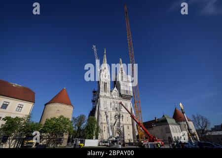 Zagreb, Croatie - 15 avril 2020 : les travailleurs avec de grandes grues se préparent à séparer le sommet de la tour de la cathédrale de Zagreb qui a été endommagée par le terq Banque D'Images