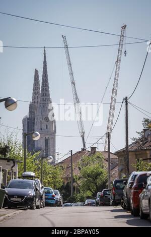 Zagreb, Croatie - 15 avril 2020 : vue sur les grues hautes qui se préparent à séparer le sommet de la tour de la cathédrale de Zagreb qui a été endommagée par le terq Banque D'Images