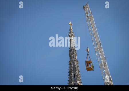 Zagreb, Croatie - 15 avril 2020 : les travailleurs avec de grandes grues se préparent à séparer le sommet de la tour de la cathédrale de Zagreb qui a été endommagée par le terq Banque D'Images