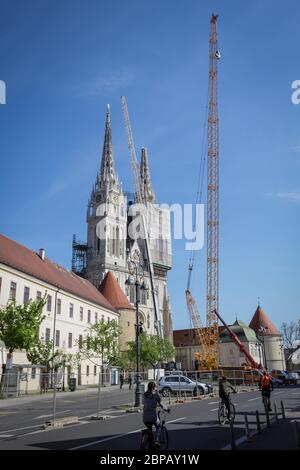 Zagreb, Croatie - 15 avril 2020 : les travailleurs avec de grandes grues se préparent à séparer le sommet de la tour de la cathédrale de Zagreb qui a été endommagée par le terq Banque D'Images