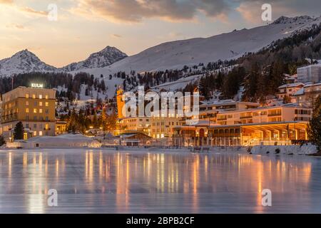 Patinoire naturelle, Kulm Country Club, Kulm Park au crépuscule, St.Moritz, Grisons, Suisse Banque D'Images