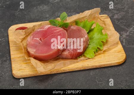 Raw tuna steak ronde prêt pour grill Banque D'Images