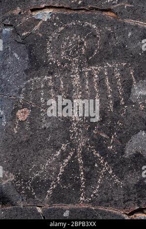 Exemple exquis d'art rupestre représentant thunderbird créé depuis longtemps par les habitants de Jornada Mogollon sur le site de Three Rivers Petroglyph dans le nord du chihua Banque D'Images