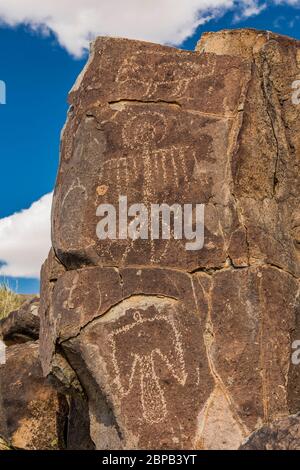 Exemple exquis d'art rupestre représentant des personnages thunderbird et mammifères créés depuis longtemps par les habitants de Jornada Mogollon sur le site de Three Rivers Petroglyph à Banque D'Images