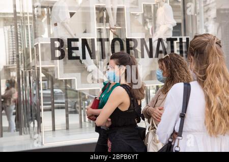 Rome, Italie. 18 mai 2020. Les gens se sont alignés devant le magasin Zara de via del Corso à Rome, Italie, le 18 mai 2020. L'Italie a rouvert ses portes, avec les mesures de sécurité qu'elle doit respecter pour la pandémie de Covid-19. (Photo de Matteo Nardone/Pacific Press/Sipa USA) crédit: SIPA USA/Alay Live News Banque D'Images