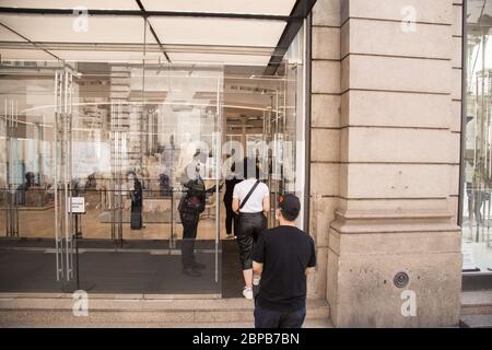 Rome, Italie. 18 mai 2020. Les gens se sont alignés devant le magasin Zara de via del Corso à Rome, Italie, le 18 mai 2020. Les magasins de vêtements ont rouvert leurs portes, avec les mesures de sécurité qu'ils doivent respecter pour la pandémie de Covid-19. (Photo de Matteo Nardone/Pacific Press/Sipa USA) crédit: SIPA USA/Alay Live News Banque D'Images