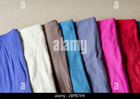 Ensemble de t-shirts multicolores. T-shirts disposés pour une démonstration en ligne. Tenue confortable et décontractée. Gros plan. Mise au point sélective. Banque D'Images