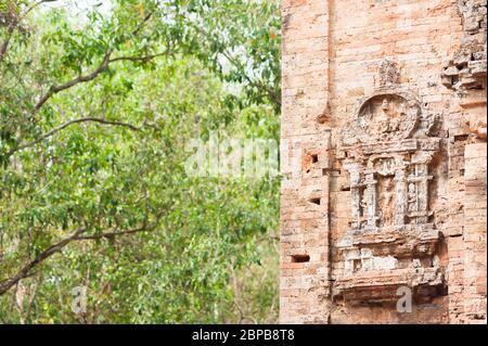 Détails d'un temple en brique au site archéologique de Sambor Prei Kuk, province de Kampong Thom, Cambodge, Asie du Sud-est Banque D'Images