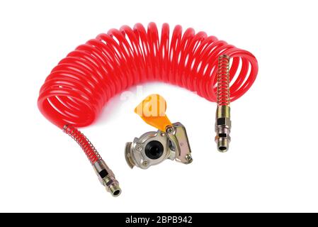 Flexible pneumatique et tête de raccordement d'un PALM Truck pour fournir de l'air comprimé du tracteur à la remorque, arrière-plan blanc Banque D'Images