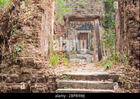 Ruines antiques de temple dans la forêt. Site archéologique de Sambor Prei Kuk, province de Kampong Thom, Cambodge, Asie du Sud-est Banque D'Images