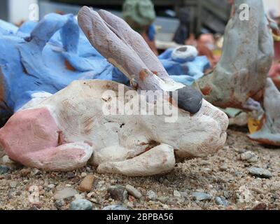 Sculpture de lapin en argile dans le parc Banque D'Images