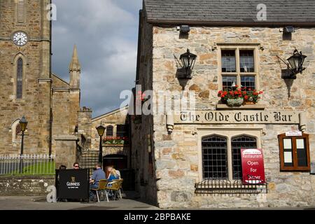 L'Olde Castle Bar, la ville de Donegal, comté de Donegal, Irlande Banque D'Images