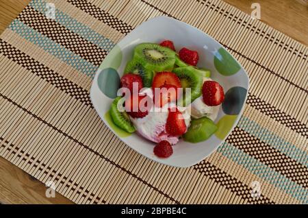 Dessert appétissant de ​​strawberries fraîchement mûr en tranches et de kiwi sur glace, Sofia, Bulgarie Banque D'Images