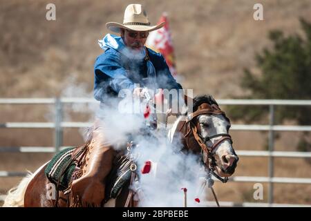 Cowboy sur cheval, monté d'une compétition de tir, fin du sentier du Jubilé de l'Ouest sauvage, Edgewood, Nouveau Mexique USA Banque D'Images