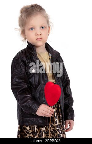 Modèle petite fille. Enfant triste avec un cœur rouge. Magnifique bébé de cinq ans. Banque D'Images