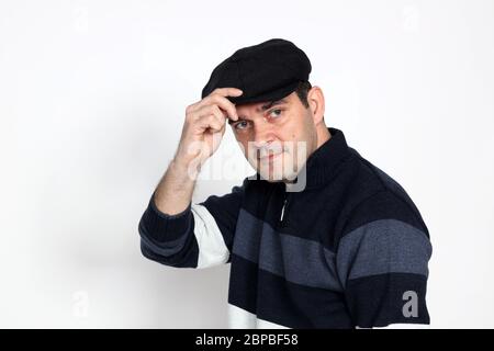 Beau homme d'âge moyen posant en studio sur un arrière-plan isolé. Style, élégance, affaires, gentleman, mode concept. Banque D'Images