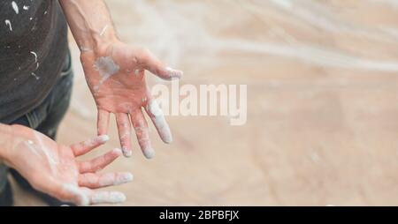 Artisan avec des particules de peinture blanche aux mains et aux vêtements après le travail de peinture rénovation sale travail de formation profession d'enseignement faites-le vous-même Banque D'Images