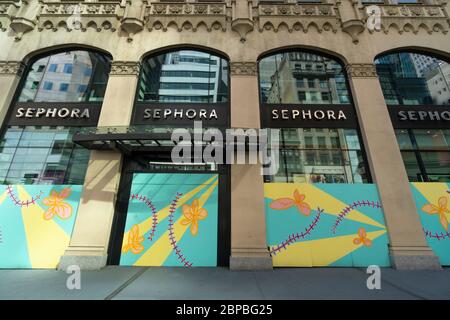 Panneau de barricade à la façade de SEPHORA pendant la quarantaine pour l'État de New York sur ORDRE DE PAUSE de COVID-19 à New York City NY USA le mai. 17 2020. Banque D'Images