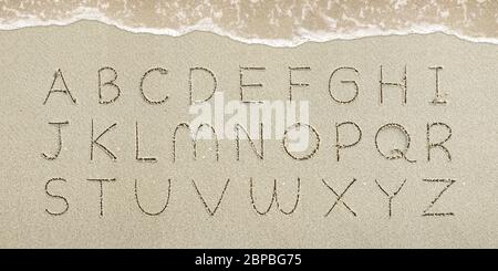 Lettres manuscrites dans le sable sur la plage Banque D'Images